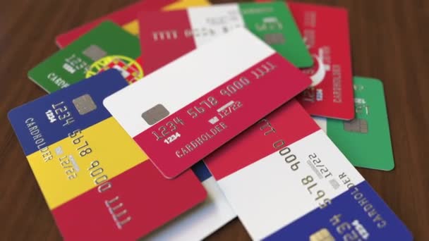Řada kreditních karet s odlišnými vlajkami, zdůrazněný bankovní kartou s vlajkou Polska — Stock video