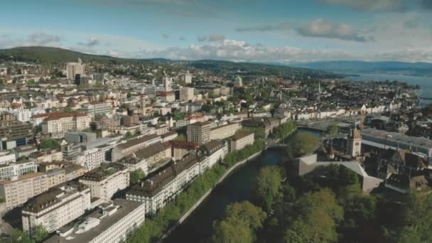 Vista aérea do Museu Nacional de Schweizerisches ou Museu Nacional Suíço e da principal estação ferroviária de Zurique, Suíça — Vídeo de Stock