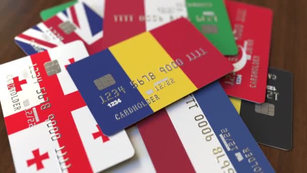 Muitos cartões de crédito com bandeiras diferentes, cartão bancário enfatizado com bandeira da Romênia — Vídeo de Stock