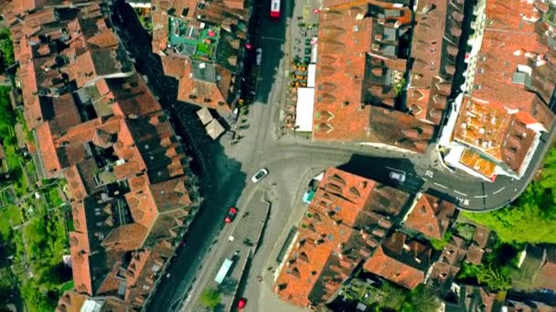Letecký shora dolů pohled na ulice starého města. Bern, Švýcarsko — Stock video