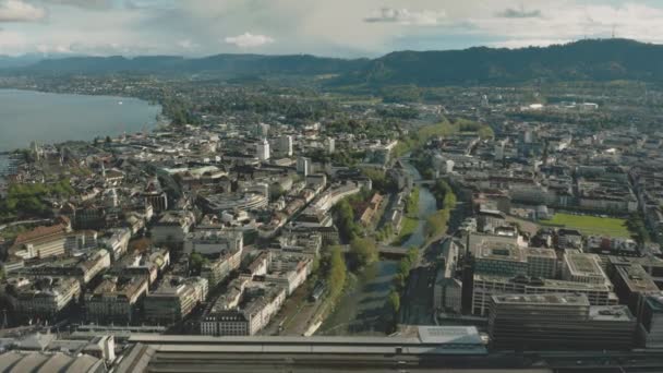 Vista aérea del paisaje urbano de Zurich y la orilla del lago Zurich, Suiza — Vídeo de stock