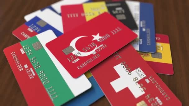 Muchas tarjetas de crédito con diferentes banderas, hizo hincapié en la tarjeta bancaria con bandera de Turquía — Vídeos de Stock