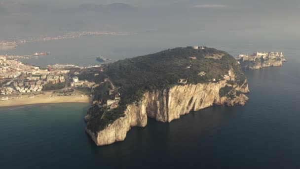 Vue aérienne en haute altitude de la célèbre Montagna Spaccata ou Broken Mountain à Gaeta. Italie — Video