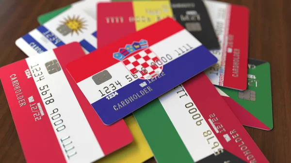 Viele Kreditkarten mit verschiedenen Flaggen, hervorgehoben Bankkarte mit Flagge von Kroatien. 3D-Darstellung — Stockfoto