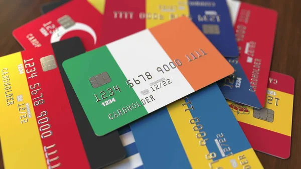 Viele Kreditkarten mit verschiedenen Flaggen, hervorgehoben Bankkarte mit Flagge von Irland. 3D-Darstellung — Stockfoto