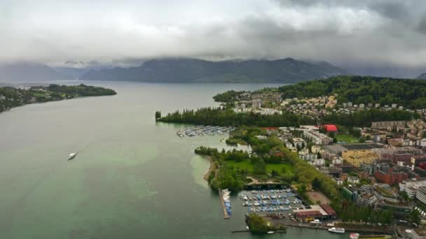 Vista aérea del lago de Lucerna y los Alpes, Suiza — Vídeo de stock