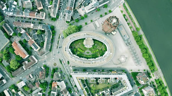 Vista aérea de arriba hacia abajo de edificios modernos de la ciudad y el tráfico por carretera — Foto de Stock