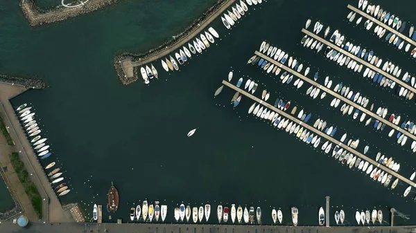 Вид сверху с воздуха на парусные лодки в причале озера. Лозанна, Швейцария — стоковое фото