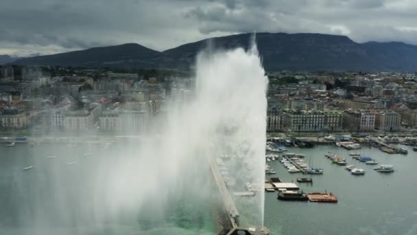 Genève, Zwitserland-27 april 2019. Luchtfoto van Jet Deau Fountain op het meer van Genève — Stockvideo