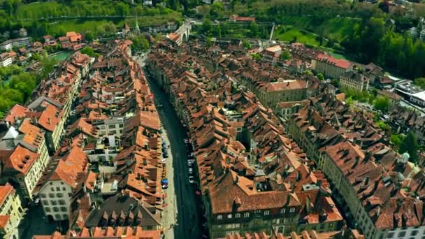 Repülés alatt csempézett tetők a Old City of Bern, Svájc — Stock videók