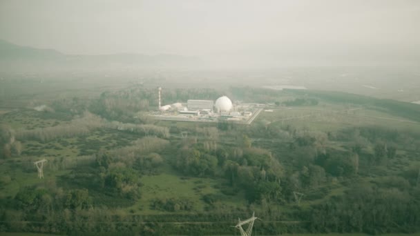 セッサ・アウルンカ、イタリア - 2018年12月30日。中央原子力デルガリリアーノまたはガリリアーノ原子力発電所の航空写真 — ストック動画