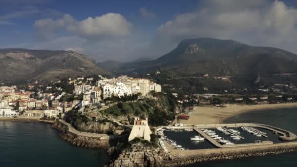 Luftaufnahme von Sperlonga, Yachthafen und dem antiken Turm Torre Truglia, Italien — Stockvideo