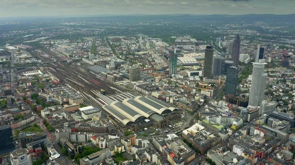 フランクフルト・ハウプトバーンホフまたはフランクフルト・アム・マインの中央駅の高地空撮 — ストック写真