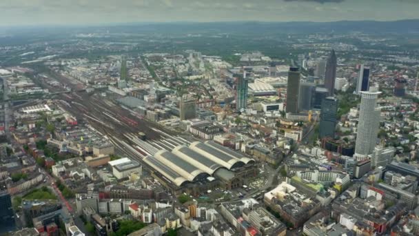 Висока висота повітряного пострілу від Франкфуртського центру або Центрального залізничного вокзалу Франкфурта-на-Майні, Німеччина — стокове відео