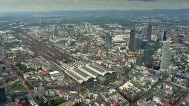 Plano aéreo de gran altitud de Frankfurt Hauptbahnhof o estación central de Fráncfort del Meno, Alemania — Vídeo de stock