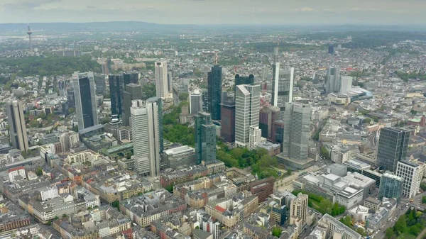 Frankfurt nad Mohanem, Německo-29. duben 2019. Letecký pohled na mrakodrapy — Stock fotografie