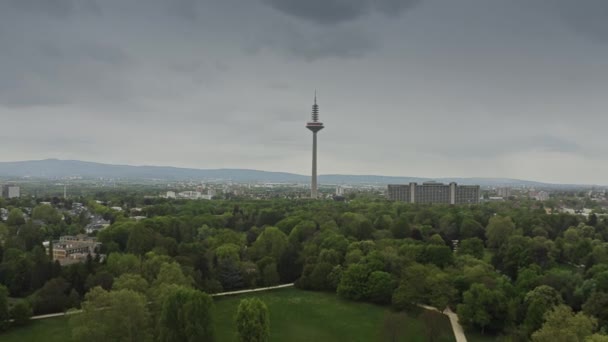 FRANKFURT AM MAIN, JERMANY - April 29, 2019. Pemandangan udara Europaturm, menara telekomunikasi — Stok Video