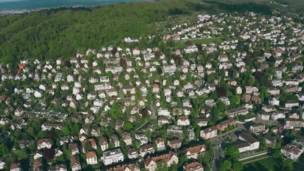 Lotnicze strzał domów w dzielnicy mieszkalnej Zurychu. Szwajcaria — Wideo stockowe