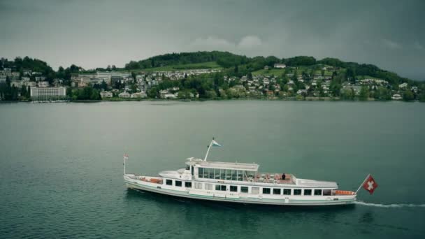 LAUSANNE, SUIZA 27 DE ABRIL DE 2019. Vista aérea de la nave MS Titlis moviéndose sobre el lago — Vídeos de Stock