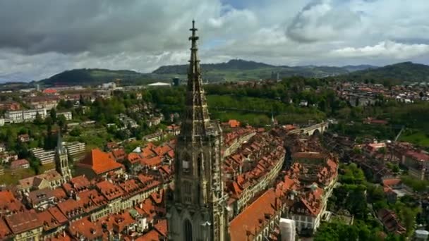 Letecká střela Bernské Minsterské věže a chrámu katedrály a starého města Bernu. Švýcarsko — Stock video