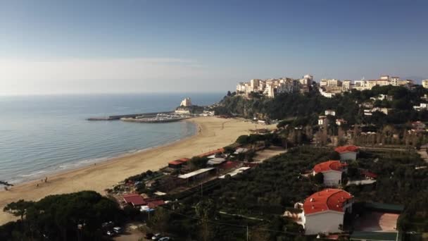 Luftaufnahme der Stadt Sperlonga Strand und Torre Truglia Turm. Italien — Stockvideo