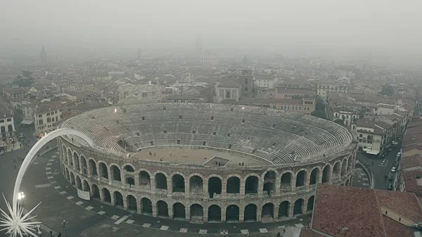 Veduta aerea dell'Arena di Verona, importante punto di riferimento di Verona. Italia — Foto Stock