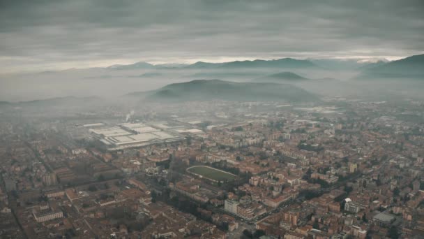 Vista aérea de Brescia y las montañas circundantes en la niebla, Italia — Vídeo de stock