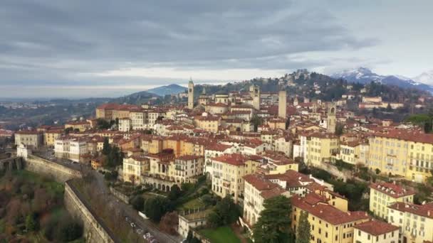 Luchtfoto van het historische deel van Bergamo. Italië — Stockvideo