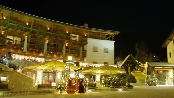 SELVA DI VAL GARDENA, ITALIA - 22 DICEMBRE 2018. Nives ski resort hotel e illuminazione natalizia la sera — Video Stock