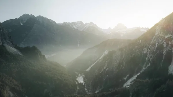 Vista aérea de un valle nevado brumoso en las montañas del norte, Italia —  Fotos de Stock