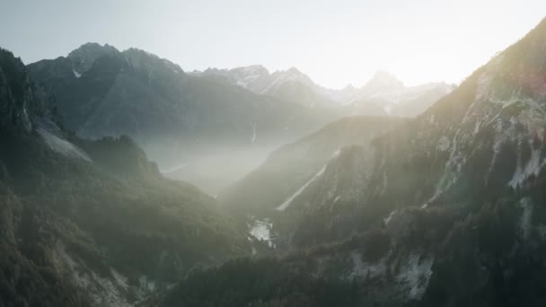 Luchtfoto van een mistige besneeuwde vallei in het noorden van de bergen, Italië — Stockvideo