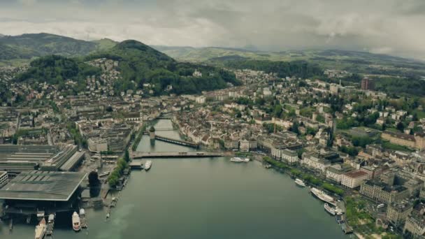 루체른과 로이스 강의 공중 설치 샷. 스위스 — 비디오
