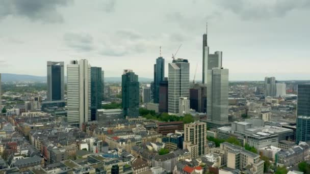 FRANKFURT AM MAIN, GERMANY - APRIL 29, 2019. Aerial view of the skyscrapers and the Gallusanlage Park in city centre — Stock Video