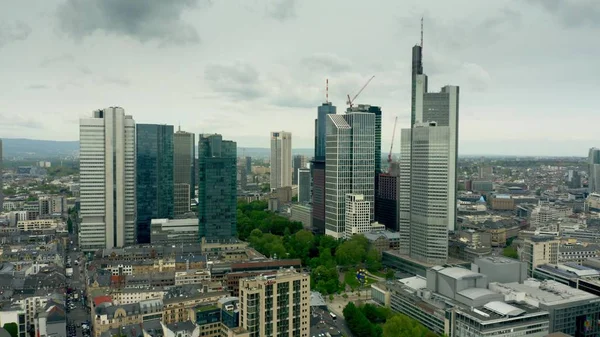 Frankfurt Main, Almanya - 29 Nisan 2019. Şehir merkezindeki gökdelenlerin ve Gallusanlage Parkı'nın havadan görünümü — Stok fotoğraf
