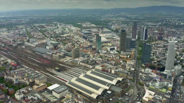 Вид с воздуха на центральный железнодорожный вокзал Франкфурта, Германия — стоковое видео
