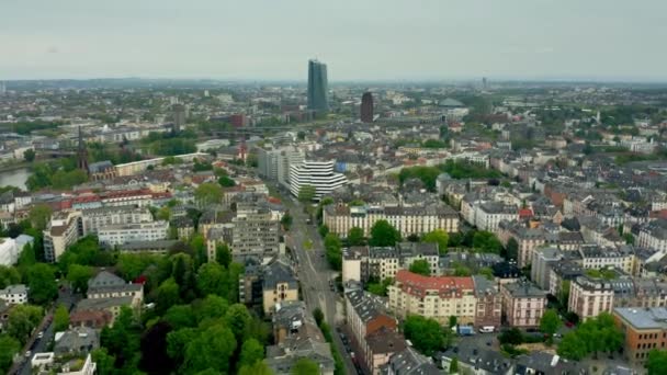 Letecký pohled na okres Sachsenhausen-Nord ve Frankfurtu nad Mohanem, Německo — Stock video