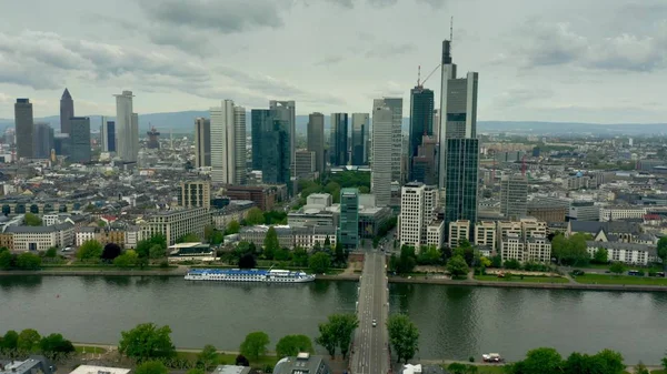 フランクフルト・アム・マイン(ドイツ) - 2019年4月29日市内中心部の高層ビルとガルサンレージ公園の空中写真 — ストック写真