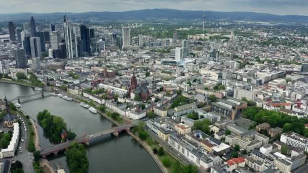 Luchtfoto van het stadsbeeld van Frankfurt am Main, Duitsland — Stockvideo