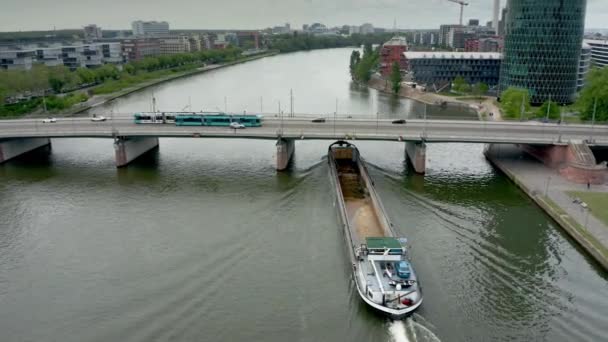 FRANKFURT AM MAIN, GERMANIA - 29 APRILE 2019. Vista aerea della nave da carico a motore Guttenberg che passa sotto il ponte — Video Stock