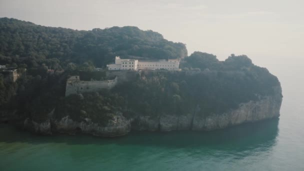 Vue Aérienne du Sanctuaire de Montagna Spaccata ou Montagne Brisée à Gaeta, Italie — Video