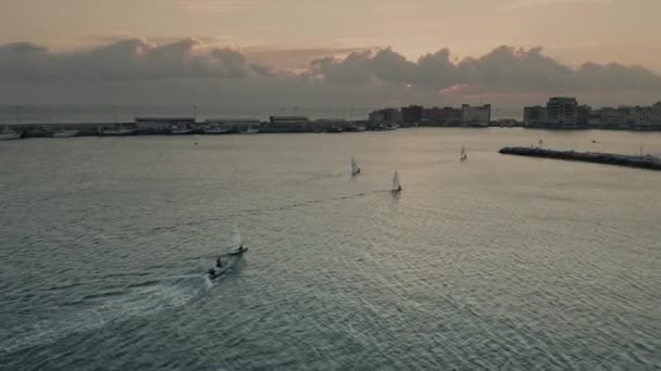 Akşam Anzio yakınlarında hareket eden küçük yelkenlilerin havadan görünümü, İtalya — Stok video