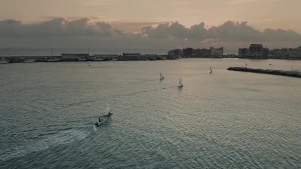 Vue aérienne de petits voiliers en mouvement près d'Anzio dans la soirée, Italie — Video