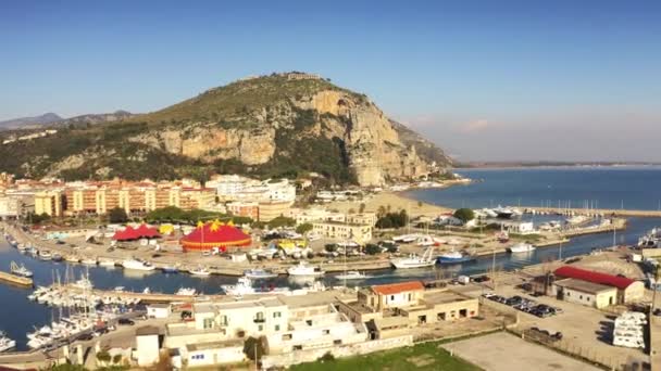 Terracina, İtalya'daki marinanın havadan görünümü — Stok video