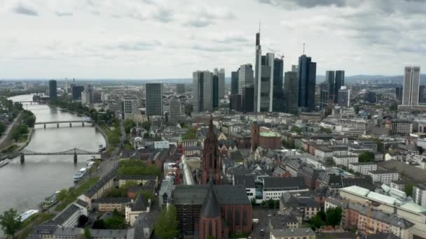 FRANKFURT AM MAIN, ALEMANHA - 29 de abril de 2019. Vista aérea do centro da cidade e do Rio Principal — Vídeo de Stock