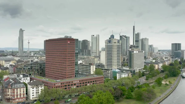 Frankfurt nad Mohanem, Německo-29. duben 2019. Letecký pohled na centrum města a řeka hlavní nábřeží — Stock fotografie