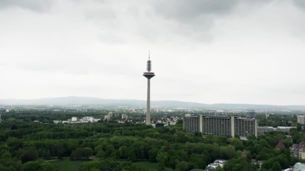 Widok z lotu ptaka na wieżę telekomunikacyjną we Frankfurcie nad Menem, Niemcy — Wideo stockowe