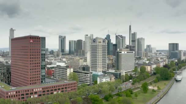 Frankfurt am Main, Deutschland - 29. April 2019. Luftaufnahme der Innenstadt und des Mainufers — Stockvideo