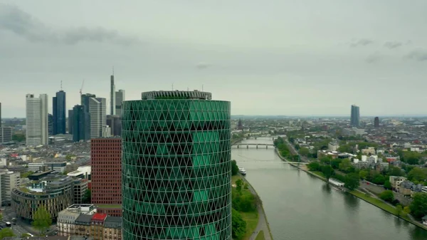 Frankfurt Main, Almanya - 29 Nisan 2019. Avrupa Sigorta ve Meslek Emeklilik Kurumu Eiopa genel merkezinin havadan çekilmiş fotoğrafı — Stok fotoğraf