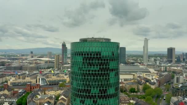 Frankfurt Main, Almanya - 29 Nisan 2019. Avrupa Sigorta ve Meslek Emeklilik Kurumu Eiopa genel merkezinin havadan çekilmiş fotoğrafı — Stok video