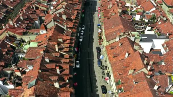 Вид с воздуха на улицу в Старом городе Берна, Швейцария — стоковое видео